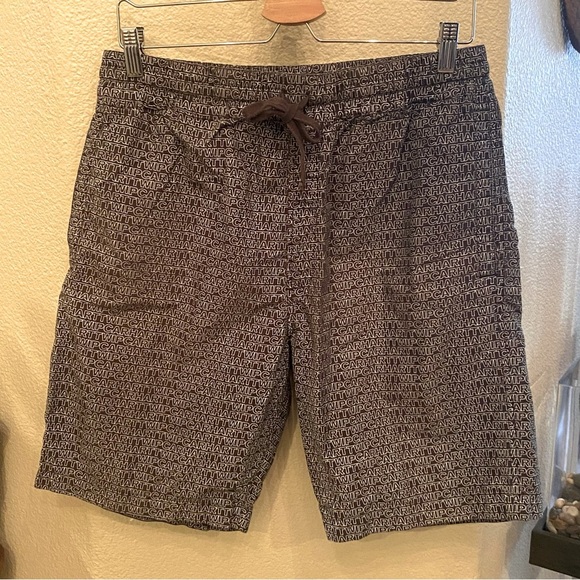 CARHARTT WIP Men Typo Brown Tobacco All Over Print Shorts Size Medium - Picture 1 of 7